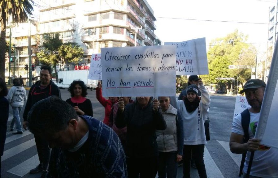 Los manifestantes bloquearon el Eje 5 Sur, a la altura de Avenida Universidad, en dirección a Insurgentes.