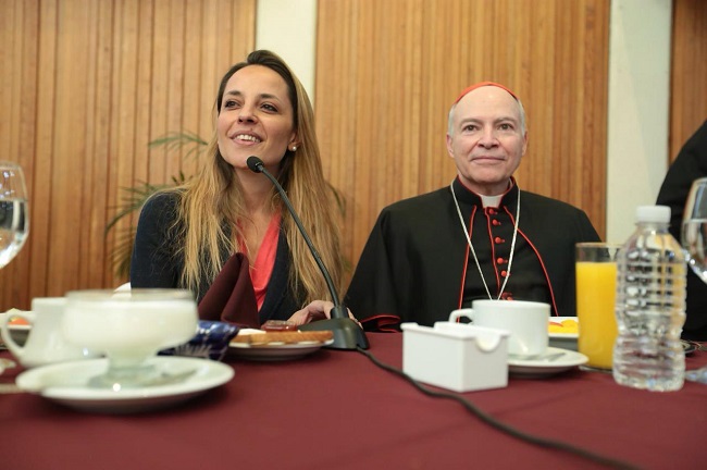 Marilú Esponda, directora de Comunicación Social de la Arquidiócesis México y el Cardenal Carlos Aguiar Retes, durante la conferencia de prensa.