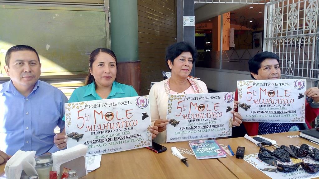 Por lo menos 90% de sus mujeres se han encargado de mantener la tradicional receta que distingue al mole que se prepara en ese lugar.