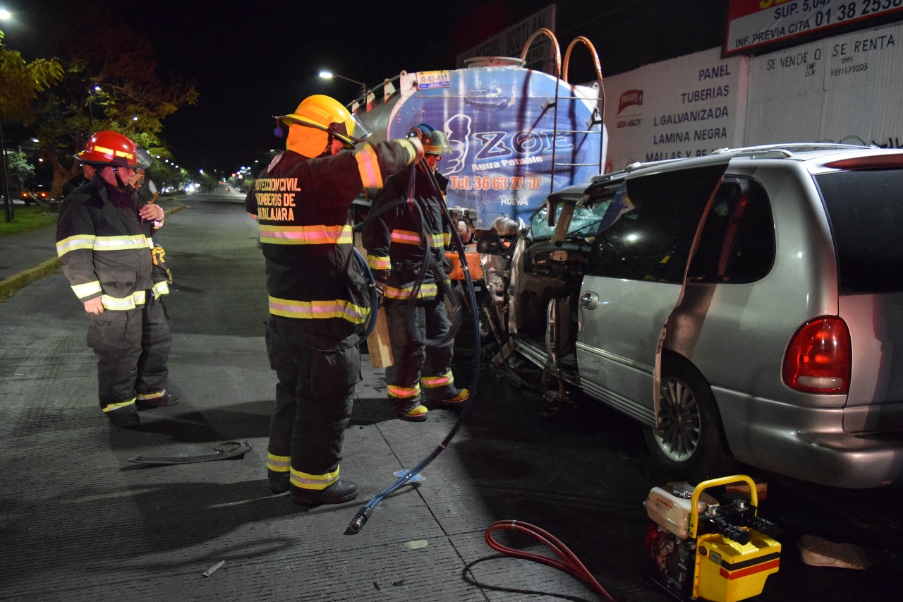 Los oficiales de bomberos se percataron de que a unos metros de la camioneta se encontraba una persona herida