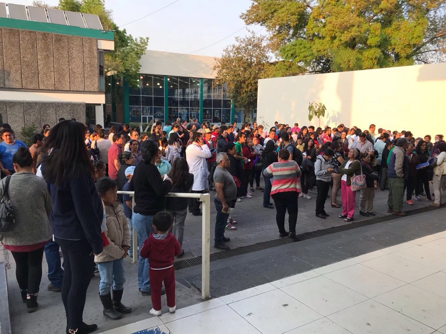 Oficinas del IMSS desalojadas durante el fenómeno. 