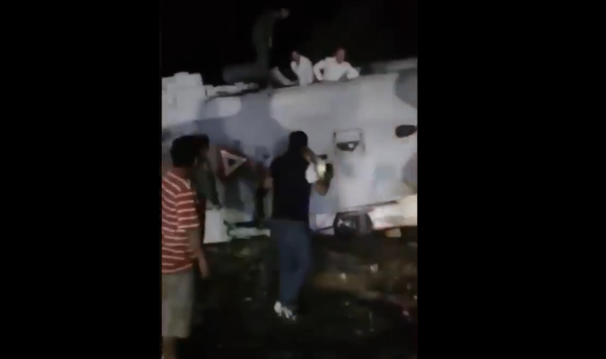 A causa del polvo que se levantó y la oscuridad el piloto perdió el control y el helicóptero cayó sobre un grupo de personas y un vehículo que se enco