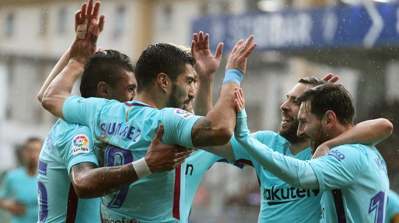 El Barcelona festeja tras el gol de Luis Suárez