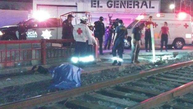 El hombre, de aproximadamente 40 años, perdió el control justo al cruzar las vías. 