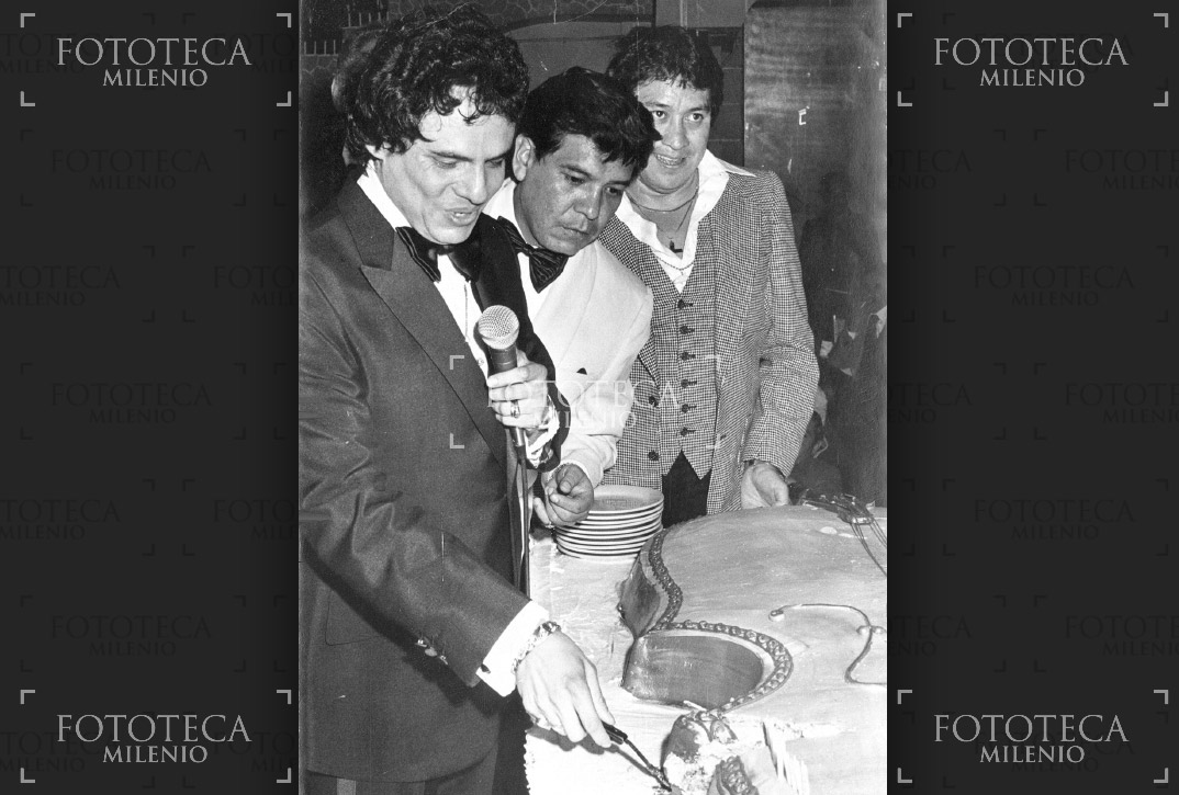 José José en 1988 partiendo su pastel con forma de un contrabajo  (Fototeca Milenio)