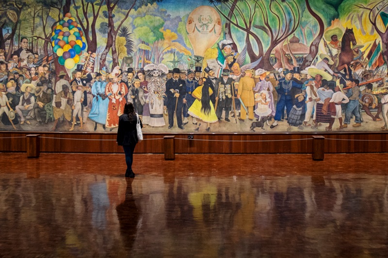 Una mujer observa 'Sueño de una tarde dominical en la Alameda Central', en el Museo Mural Diego Rivera.
