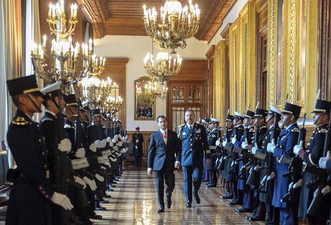 En su cuenta de Twitter el mandatario conmemoró el Día del Estado Mayor Presidencial.