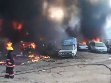 El incendio en el corralón inició por la tarde, por lo cual bomberos y elementos de Protección Civil de Acapulco lograron sofocar las llamas.