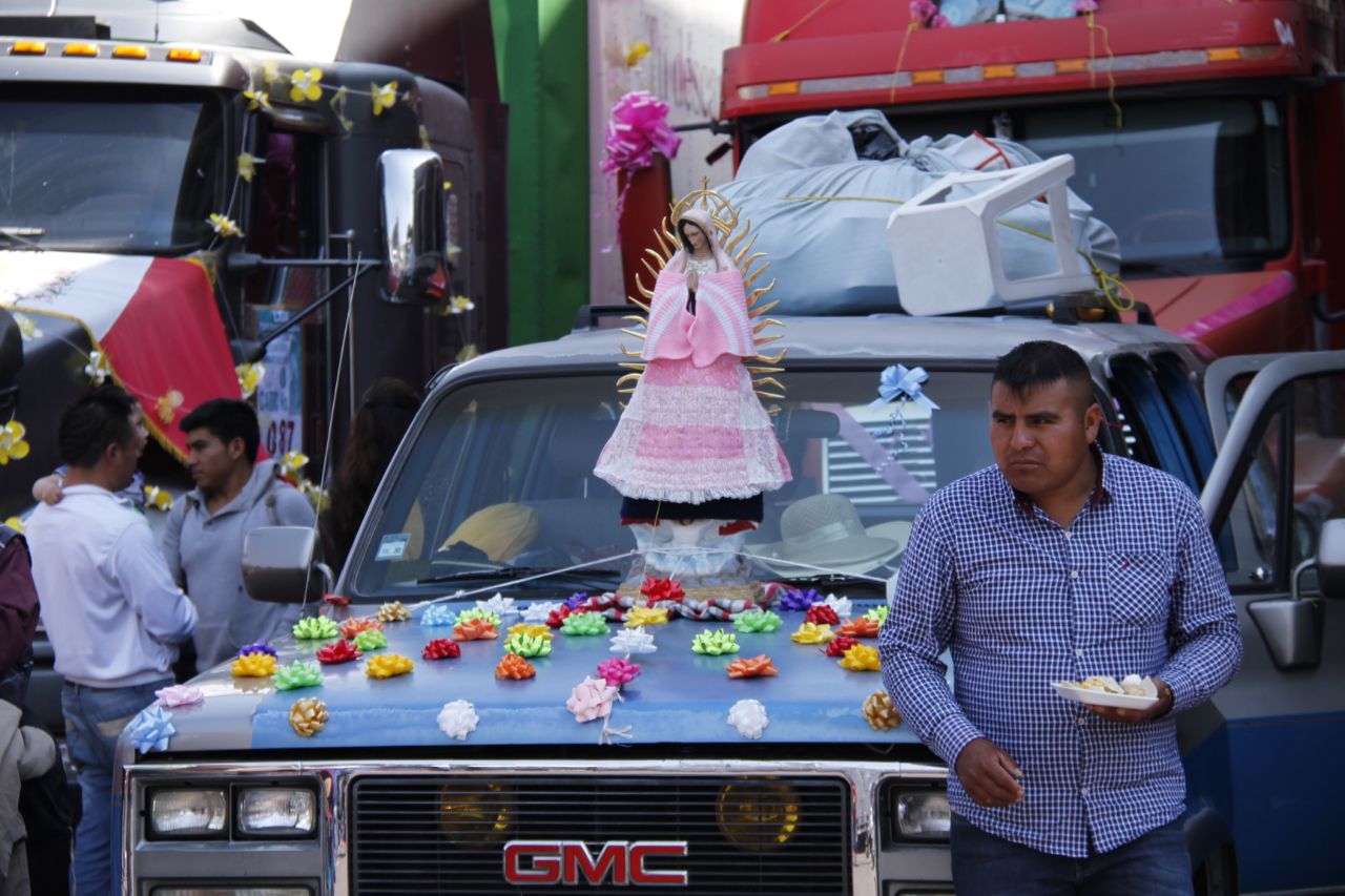 Llegan en sus camionetas. 