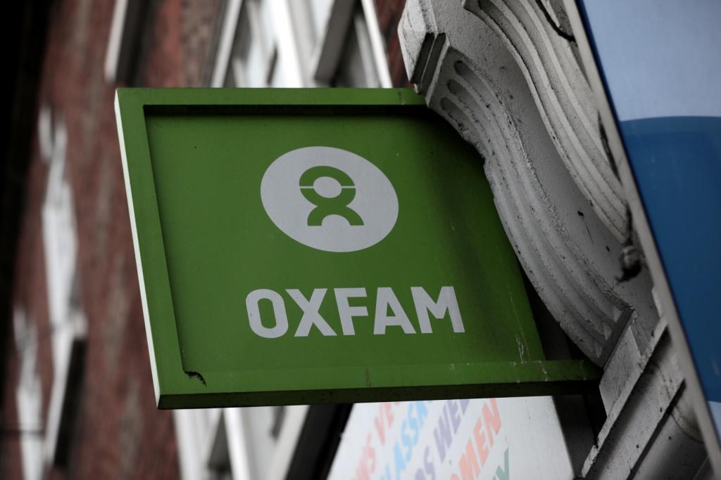 Reino Unido y la Unión Europea están revisando la financiación de Oxfam, una de las organizaciones de ayuda para mitigación de desastres más grandes d