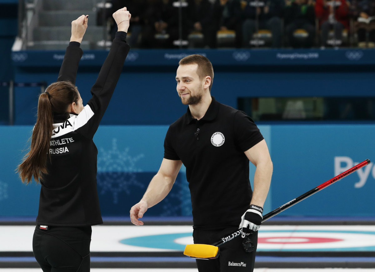 Aleksandr Krushelnitckii, medallista de bronce en curling dobles mixto