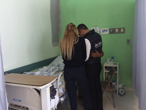 El gobernador Alejandro Murat y su esposa Ivett Morán, presidenta del  Sistema Estatal DIF, visitaron a los heridos tras el accidente aéreo en en el m