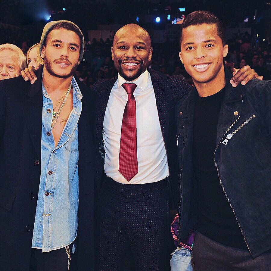Los hermanos Giovani y Jonathan Dos Santos posaron junto a Floyd Mayweather durante el Juego de Estrellas de la NBA