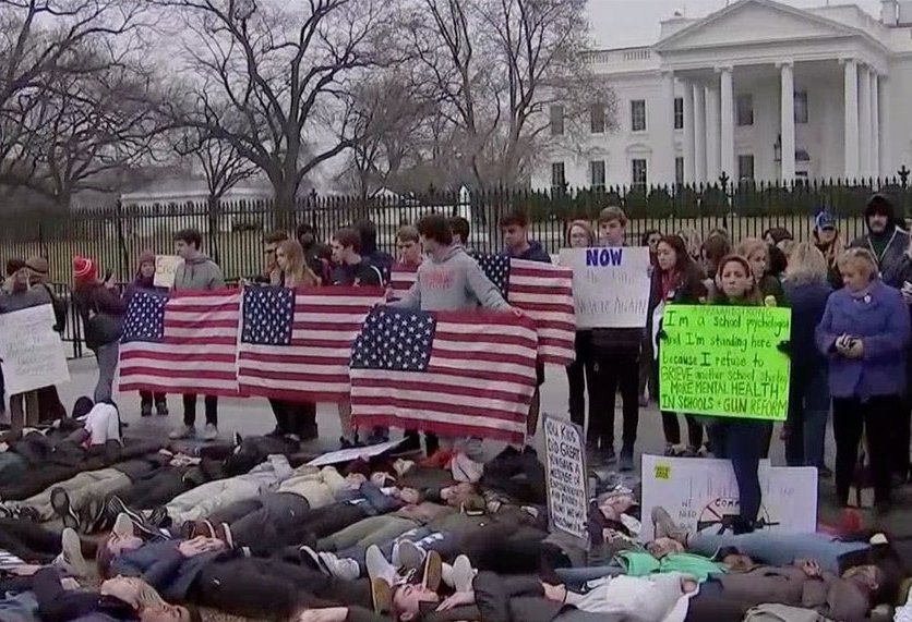 Los inconformes se tiraron delante de la Casa Blanca durante 3 minutos para simbolizar el tiempo que tardó el autor del tiroteo de Florida, Nikolas Cr