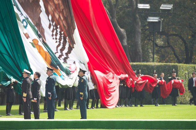El presidente Enrique Peña Nieto invitó a los ciudadanos a compartir fotos con la bandera. 