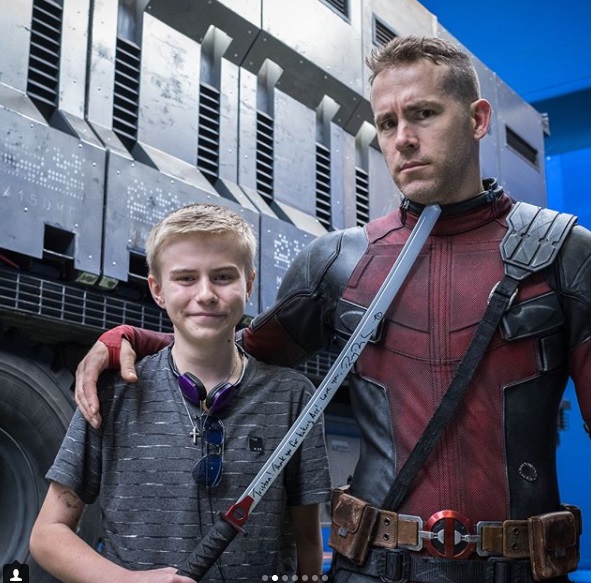 Ryan Reynolds compartió el tiempo con niños con cáncer, a los que recibió en el set de filmación de 'Deadpool 2'.