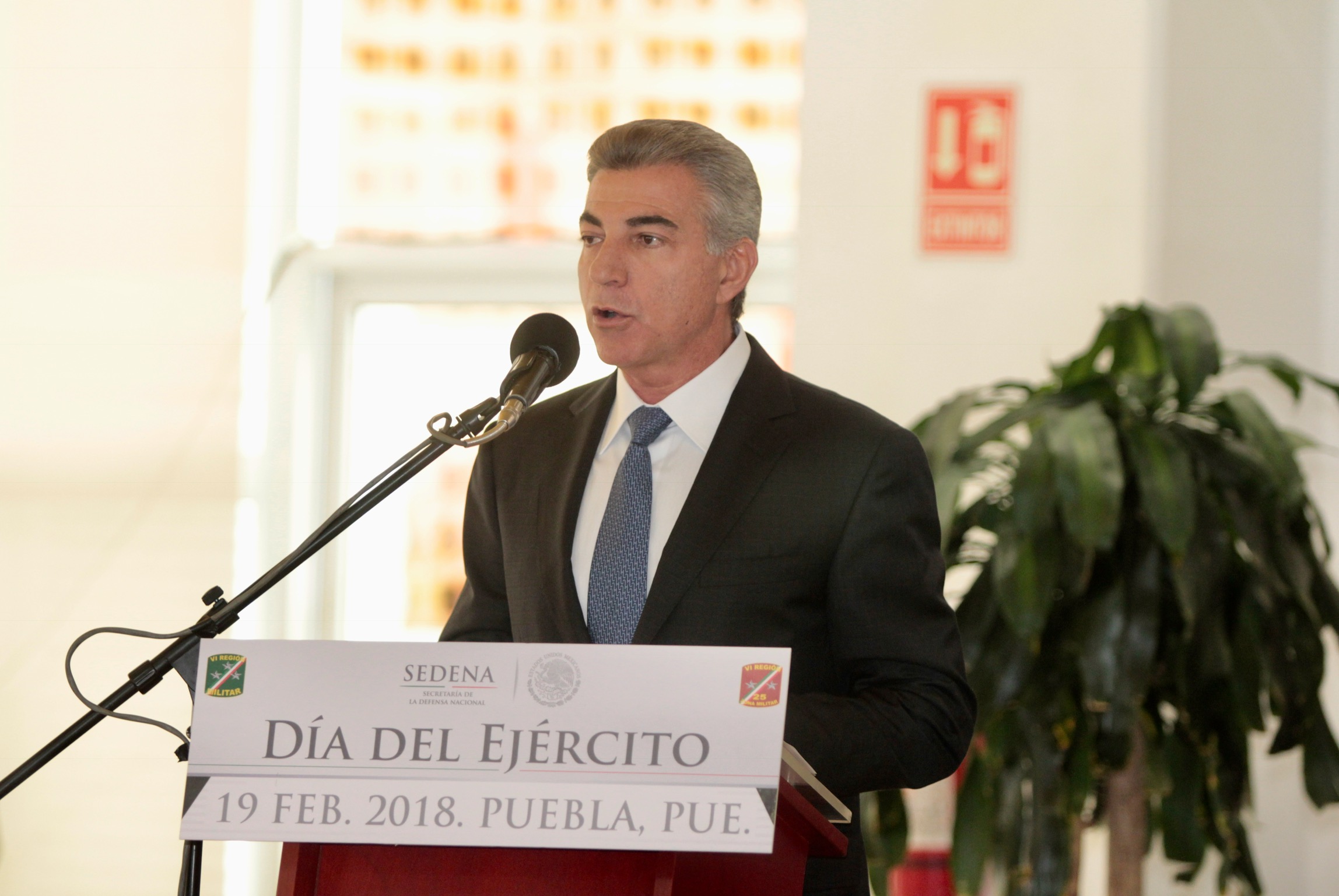 Antonio Gali, gobernador de Puebla, durante ceremonia por el Día del Ejército Mexicano en las instalaciones de la 25 Zona Militar