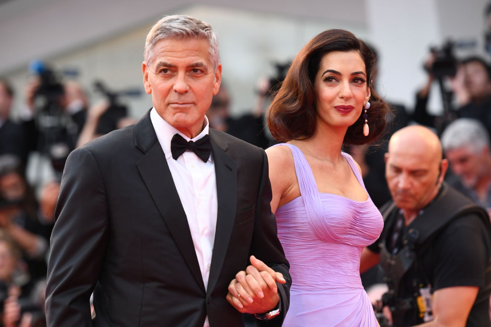 Los Clooney donan 500 mil dólares para reclamar mayor control de armas.