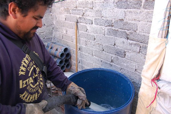 La delegación Iztapalapa ha abastecido con pipas de agua a las colonias afectadas.