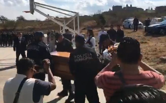 Familiares y amigos dan último adiós a policía en Cortazar 