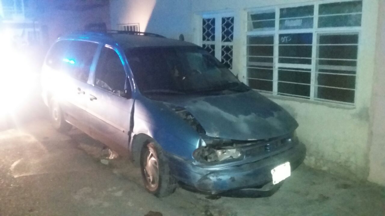 Hombre ebrio chocó contra poste y dos casas esta madrugada. 