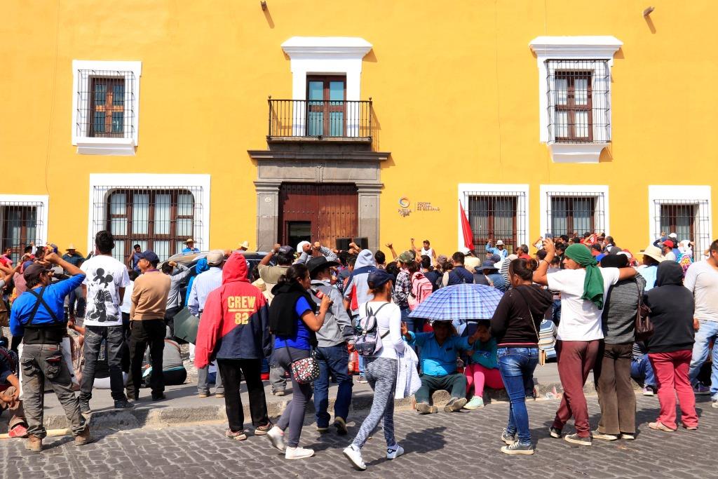 Integrantes de Antorcha Campesina se manifestaron horas después en Casa Aguayo en Puebla capital.