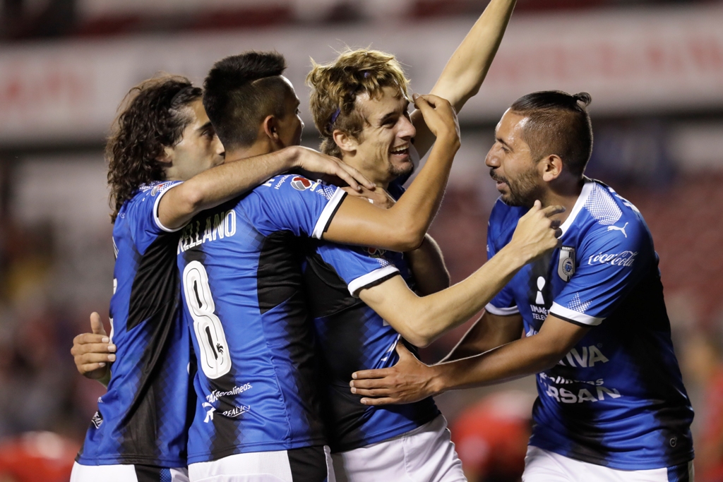 Jogadores de Querétaro en festejo de gol 