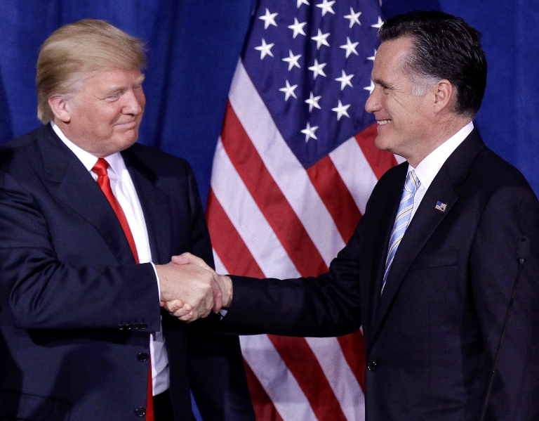 El ahora presidente Donald Trump y el ex candidato republicano Mitt Romney en una foto de 2012 en Las Vegas.