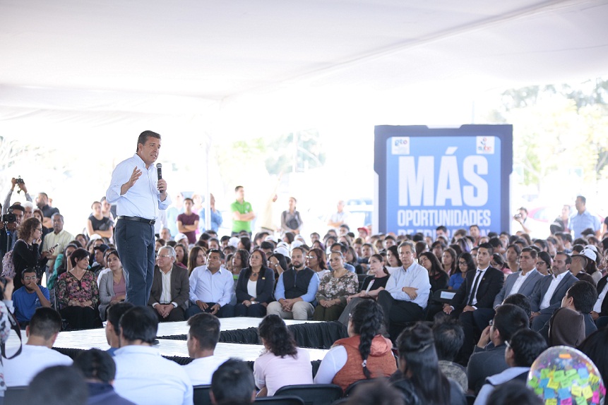 El gobernador Miguel Márquez Márquez, durante la inauguración del nuevo centro de salud. 