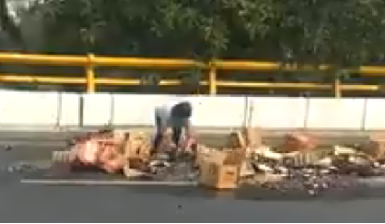 En la imagen una señora recoge algunas botellas que sobrevivieron al accidente.