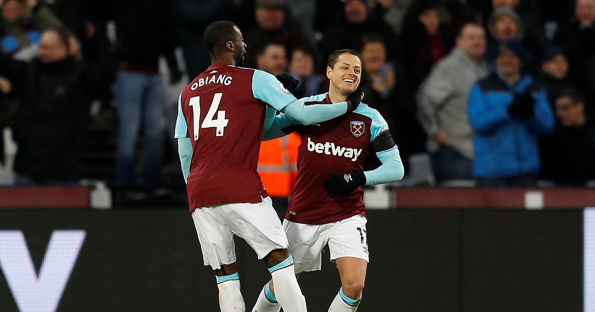 Javier Hernández en un duelo con el West Ham 