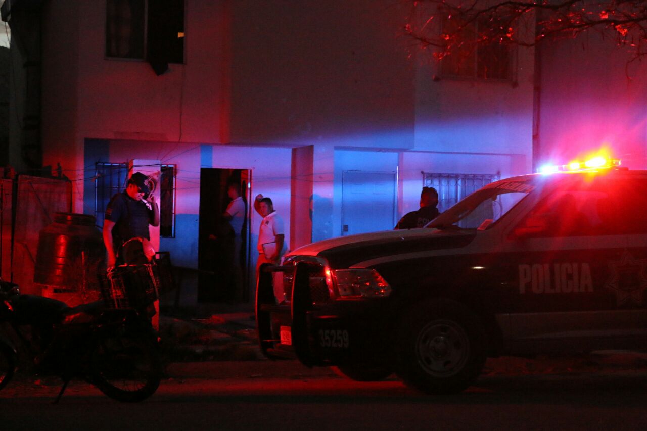 La madre del menor fue detenida pues se presume que es un caso de violencia intrafamiliar.