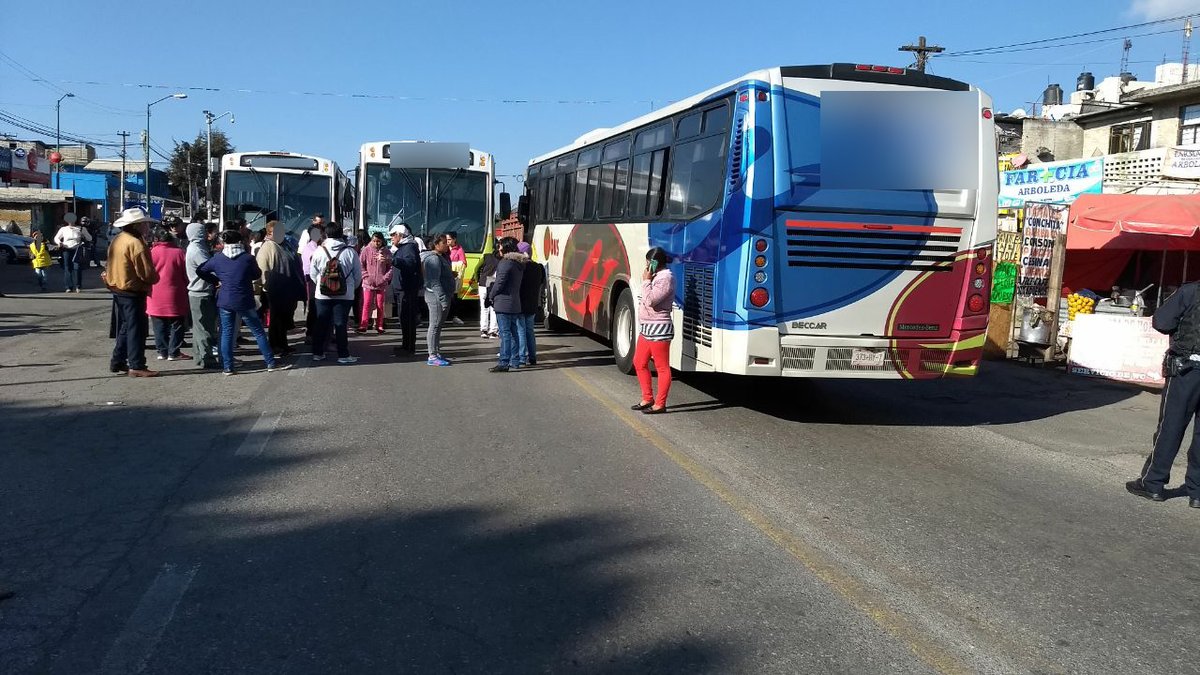 Los manifestantes bloquean ambas direcciones de la carretera federal.