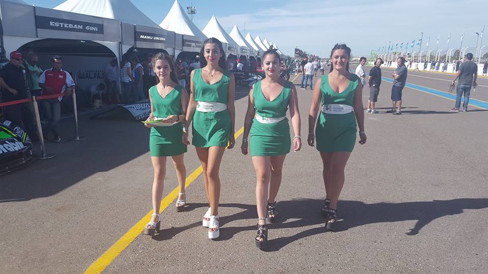 Mariana y sus compañeras en un evento de coches 