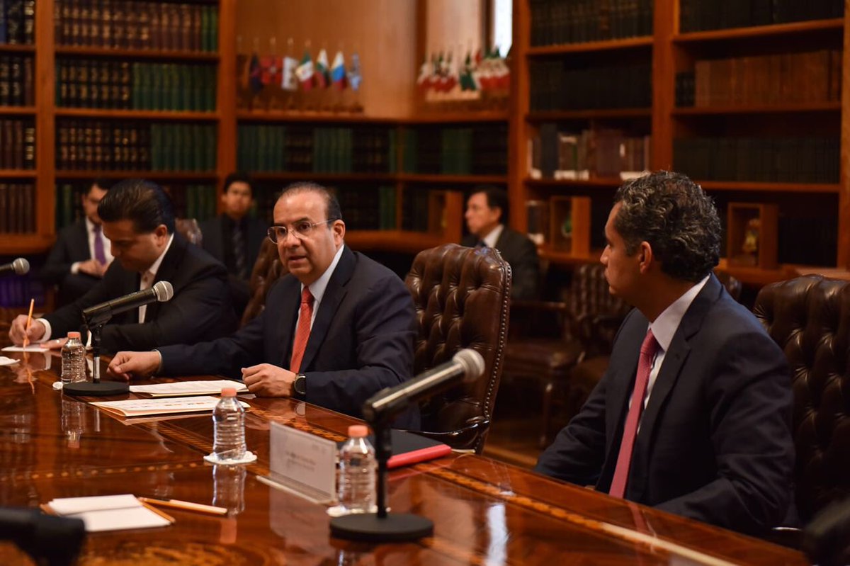 El secretario de Gobernación durante una reunión con los líderes de los partidos políticos.