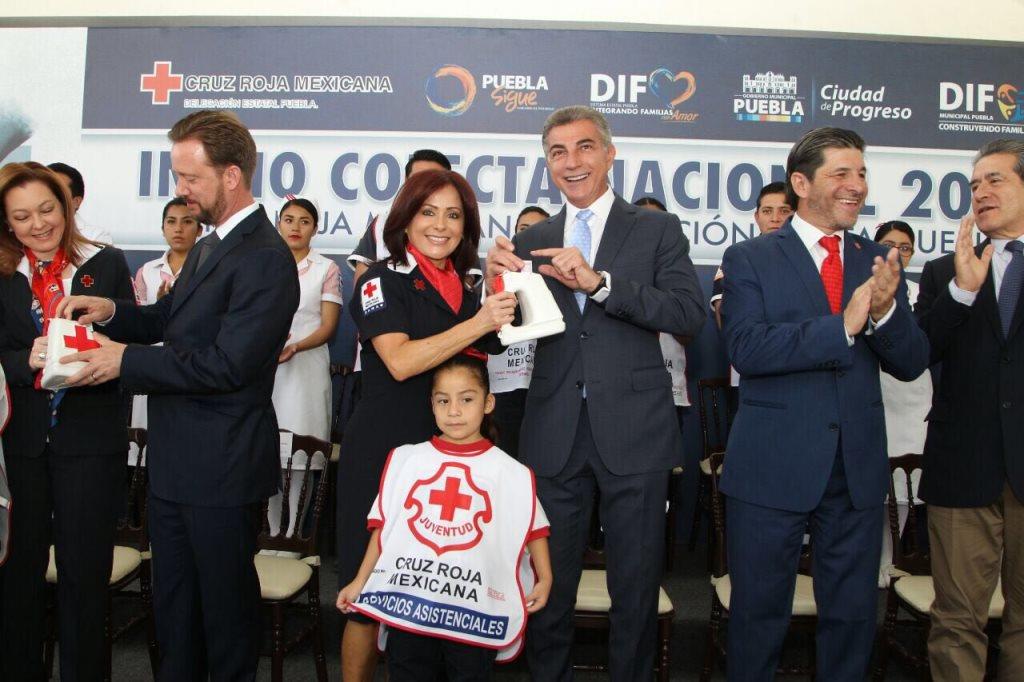 Acompañado del alcalde, Luis Banck Serrato, así como de la presidenta del SEDIF, Dinorah López de Gali, hizo un llamado a los poblanos para apoyar a l