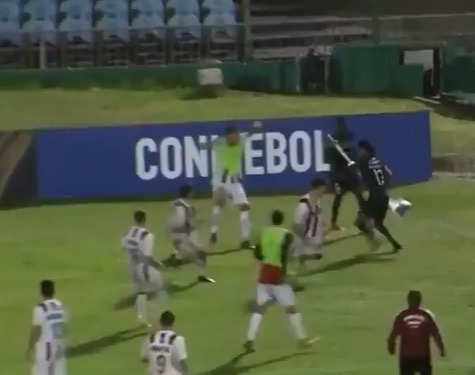 Jugador evitó agresiones con un banderín de córner