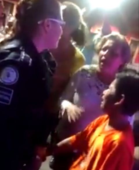 La mujer policía que esposó a uno de los menores. 