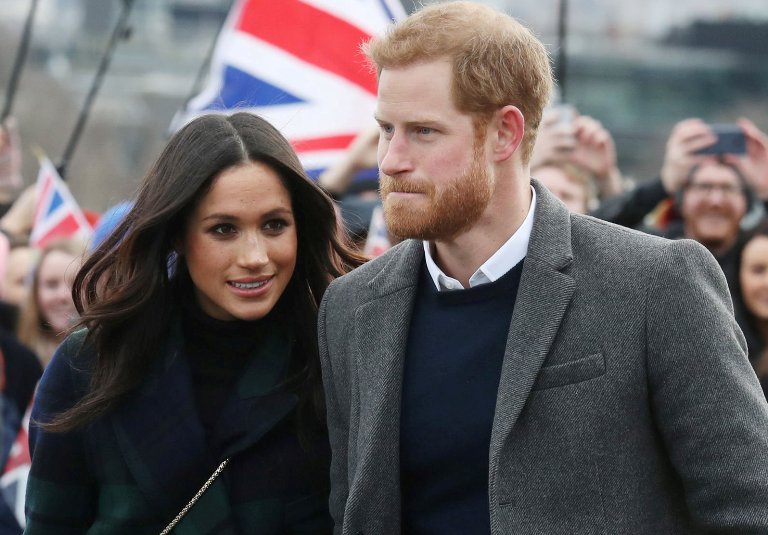 La policía investiga una carta con un polvo sospechoso enviada al príncipe Harry y a su prometida Meghan Markle.