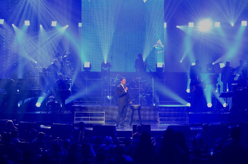 'El Sol' ofreció su primera presentación en el 'Coloso de Reforma', donde, después del concierto, se dio tiempo para convivir con su fans.