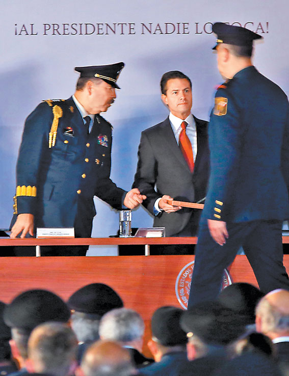 El mandatario entregó 20 distinciones al desempeño. 