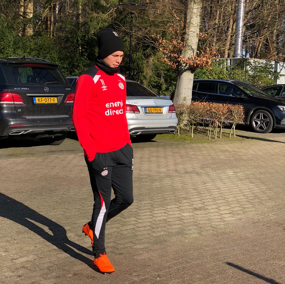 Hirving Lozano previo al entrenamiento del PSV