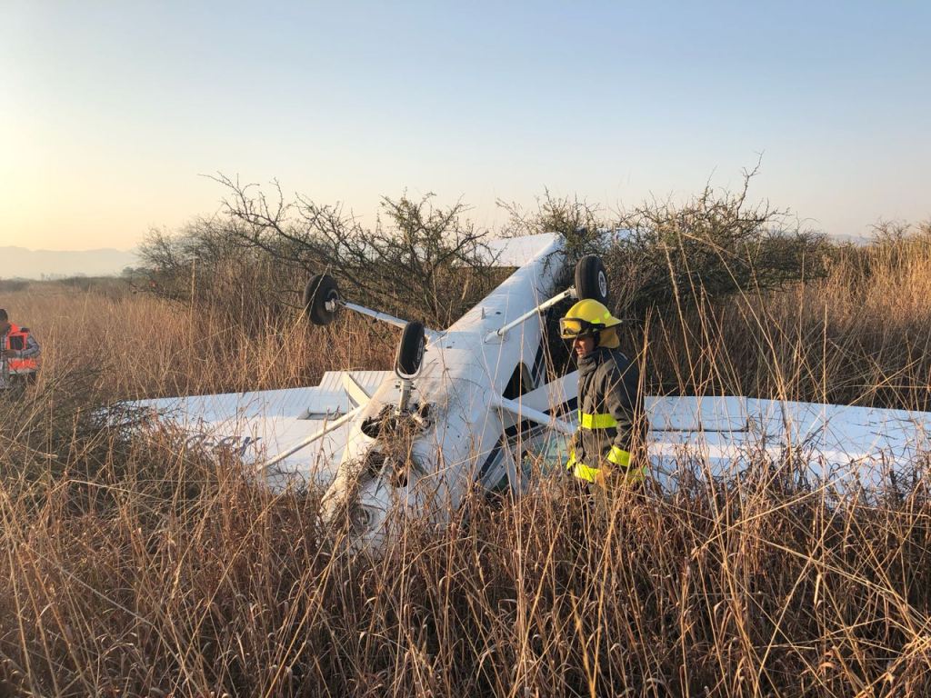 La avioneta cayó en las instalaciones del aeropuerto.