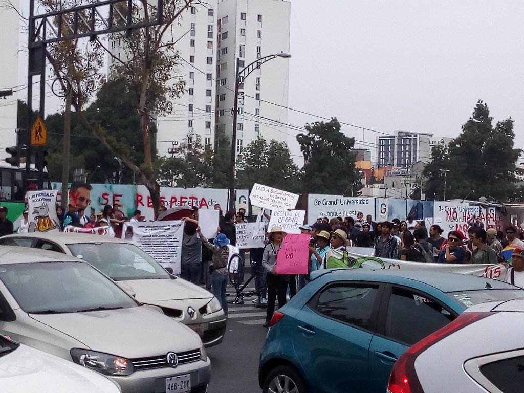 Los manifestantes portan pancartas y gritan consignas contra la construcción del complejo de departamentos Be Grand.