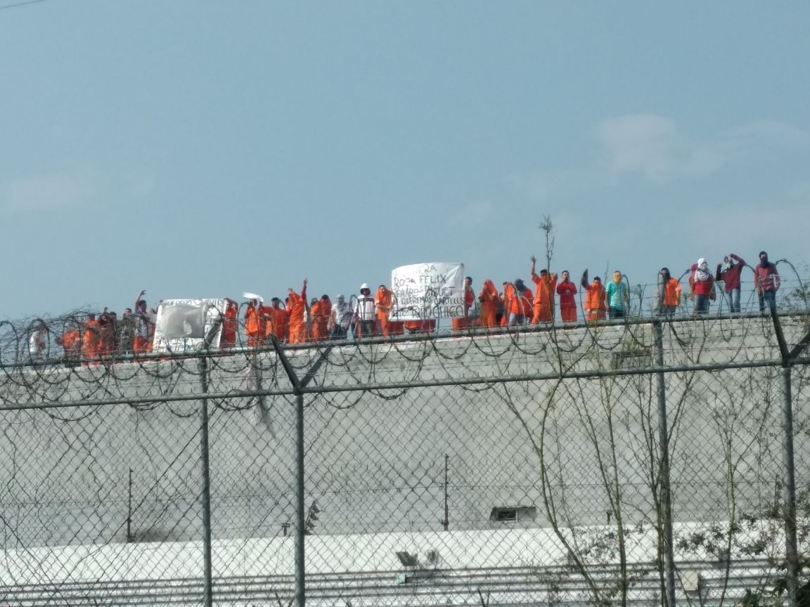 Con mantas, los presos subieron al techo del centro penitenciario.