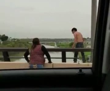 Migrante en el momento de lanzarse del puente Juárez-Lincoln