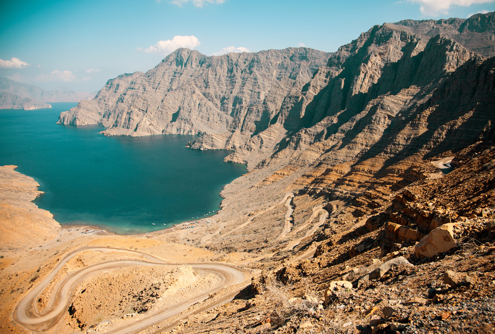 La península de Musandam en Omán se distingue por sus fiordos, entradas estrechas y profundas de mar.