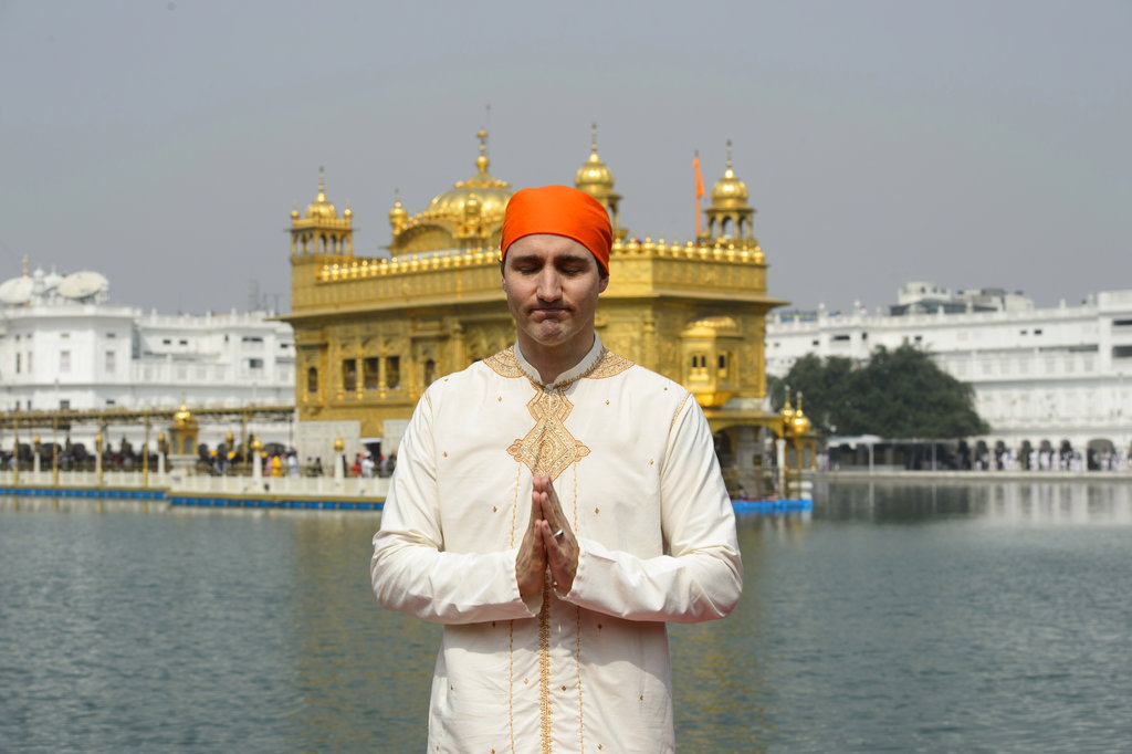 Ropa de Justin Trudeau en gira por India provoca burlas.