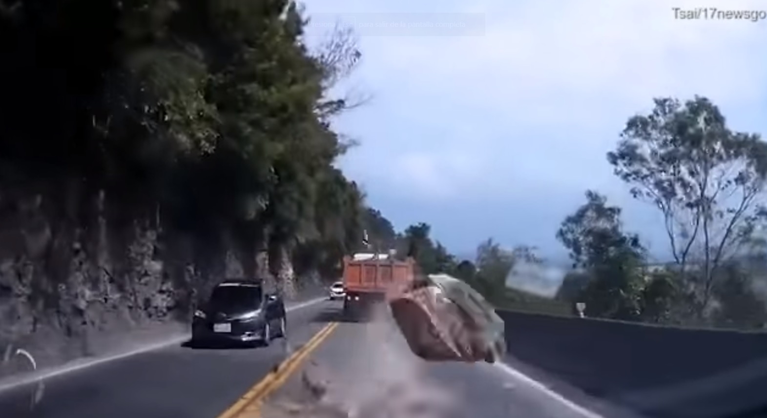 Apenas cae la roca, los trozos quedan por debajo del auto que los golpea. 
