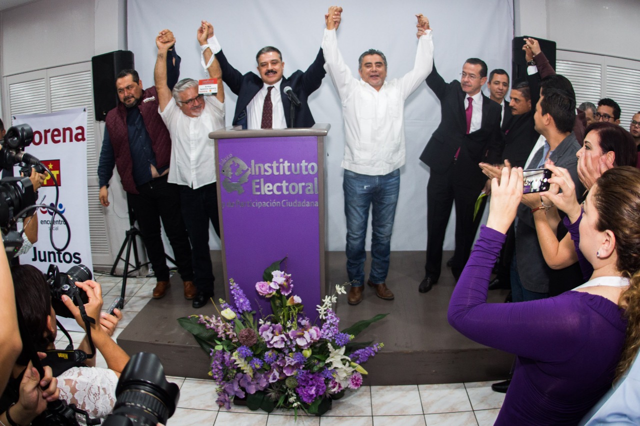 Carlos Lomelí se registró ante el IEPC